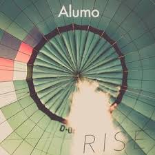 Alumo – Plug it in : Une musique rock et techno, avec des riffs de guitare électrique, des battements de pompage et des textures électro.