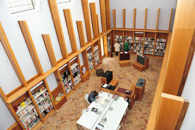 La chapelle aménagée en grande salle de lecture 