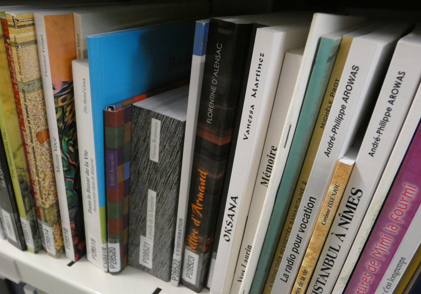 Aujourd’hui, plus de deux cents imprimeurs du Languedoc-Roussillon versent leurs réalisations au titre du Dépôt légal. La médiathèque centrale Emile Zola reçoit ainsi un grand nombre de périodiques et de monographies qui jouent un rôle essentiel dans la constitution du fonds régional. 